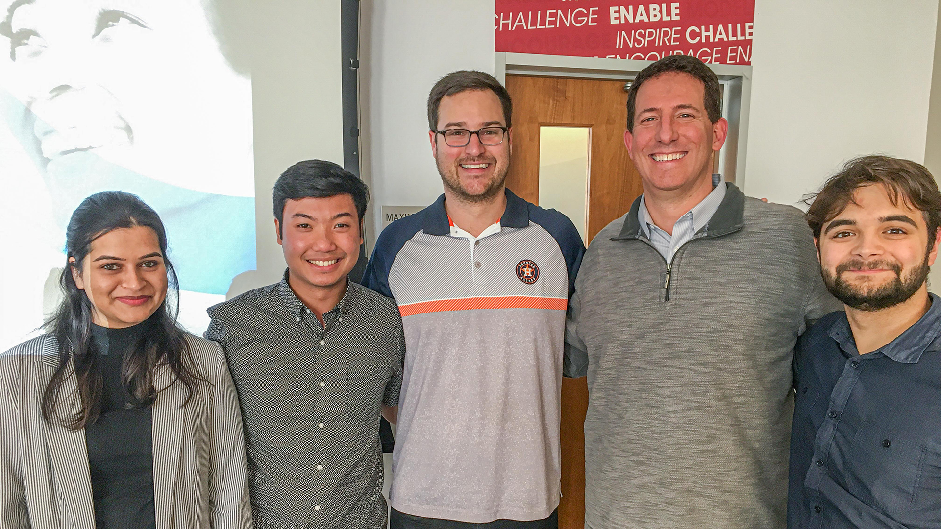 Bo Bothe posing with the Bauer Marketing Society at the University of Houston.